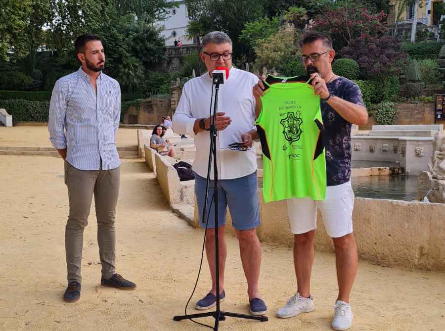 Sánchez, Cobo y Jiménez, con la camiseta diseñada para los entrenamientos.