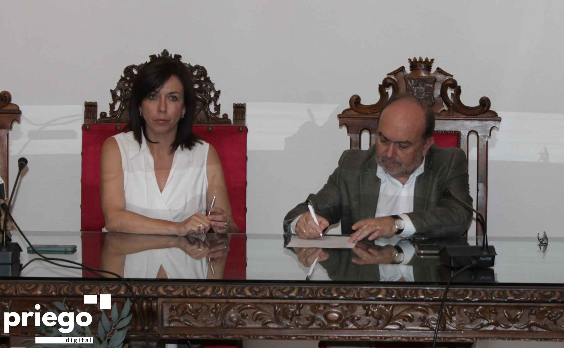Ceballos y Díaz durante la firma de la documentación.