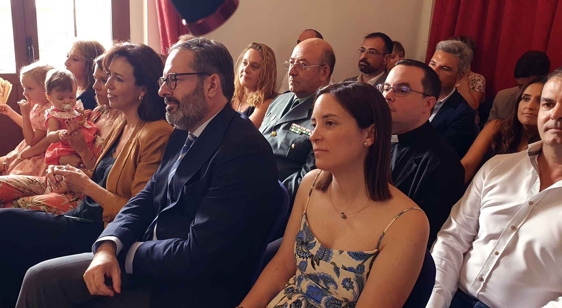 Varios integrantes de la cúpula del PP cordobés, autoridades y familiares en el salón de plenos.