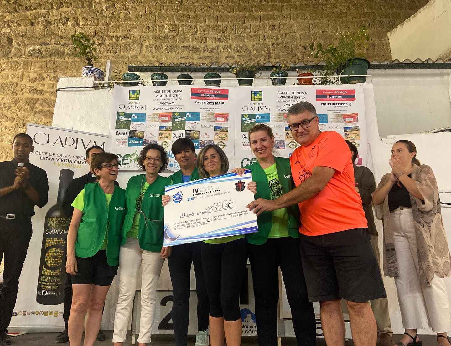 Entrega de la recaudación solidaria a la AECC.