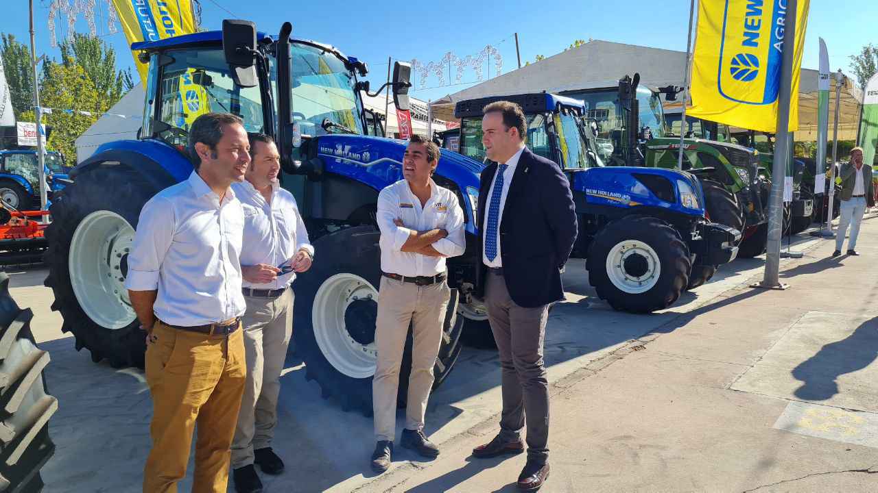 Valdivia durante su visita a una de las empresas que participan en la feria.