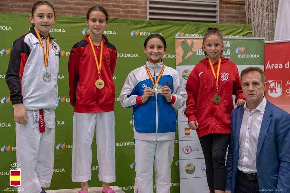 Natalia Trujillo, la segunda por la izquierda, en el podio de su categoría.