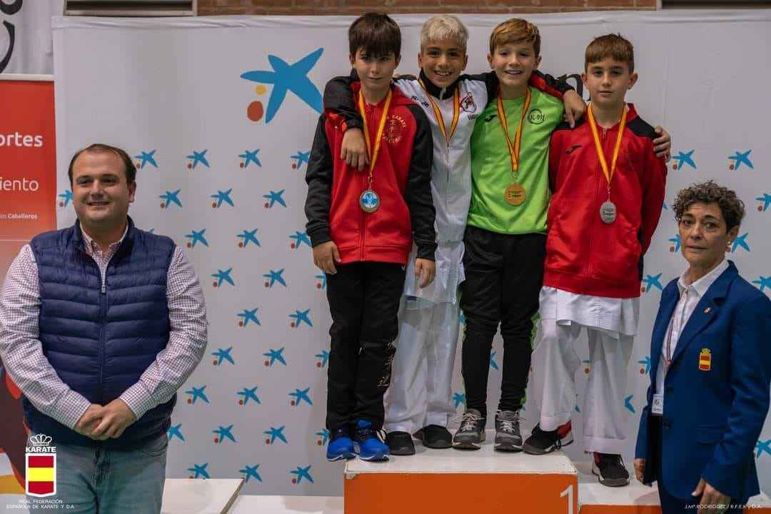 Miguel Ángel Cobo, primero por la derecha, en el podio de su categoría.