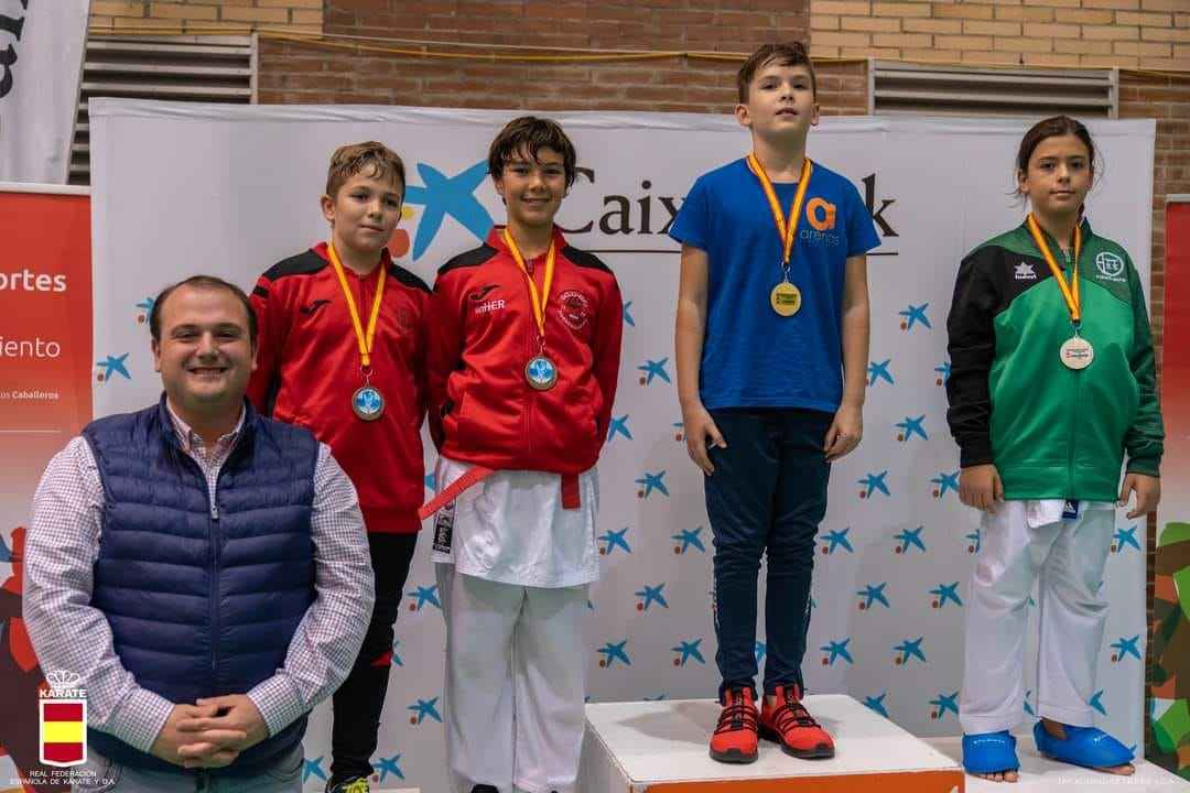 Manuel Bonilla, primero por la izquierda, en el podio de su categoría.