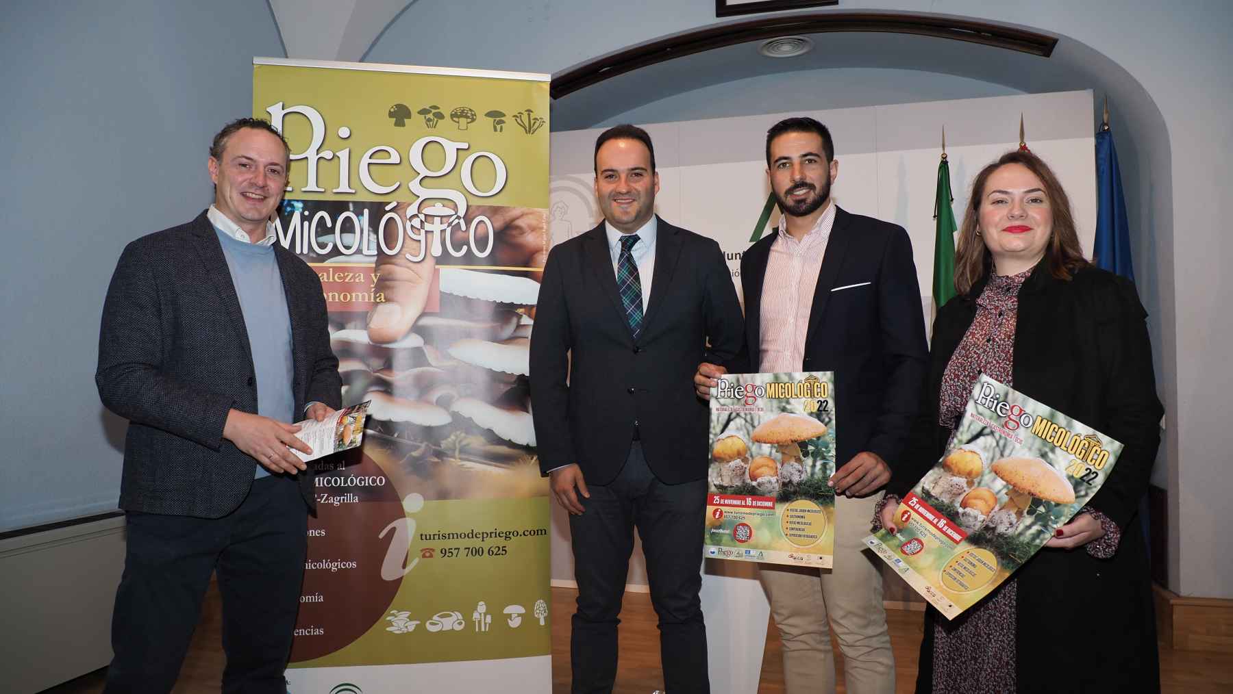 Pérez, Valdivia, Sánchez y Ramírez, con el cartel anunciador de esta edición.