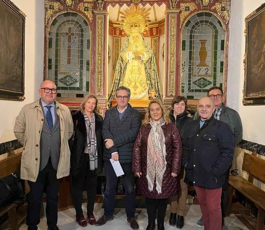 Antonio Candil, Cofrade Ejemplar 2023, en el centro junto a la junta de gobierno de la Agrupación.