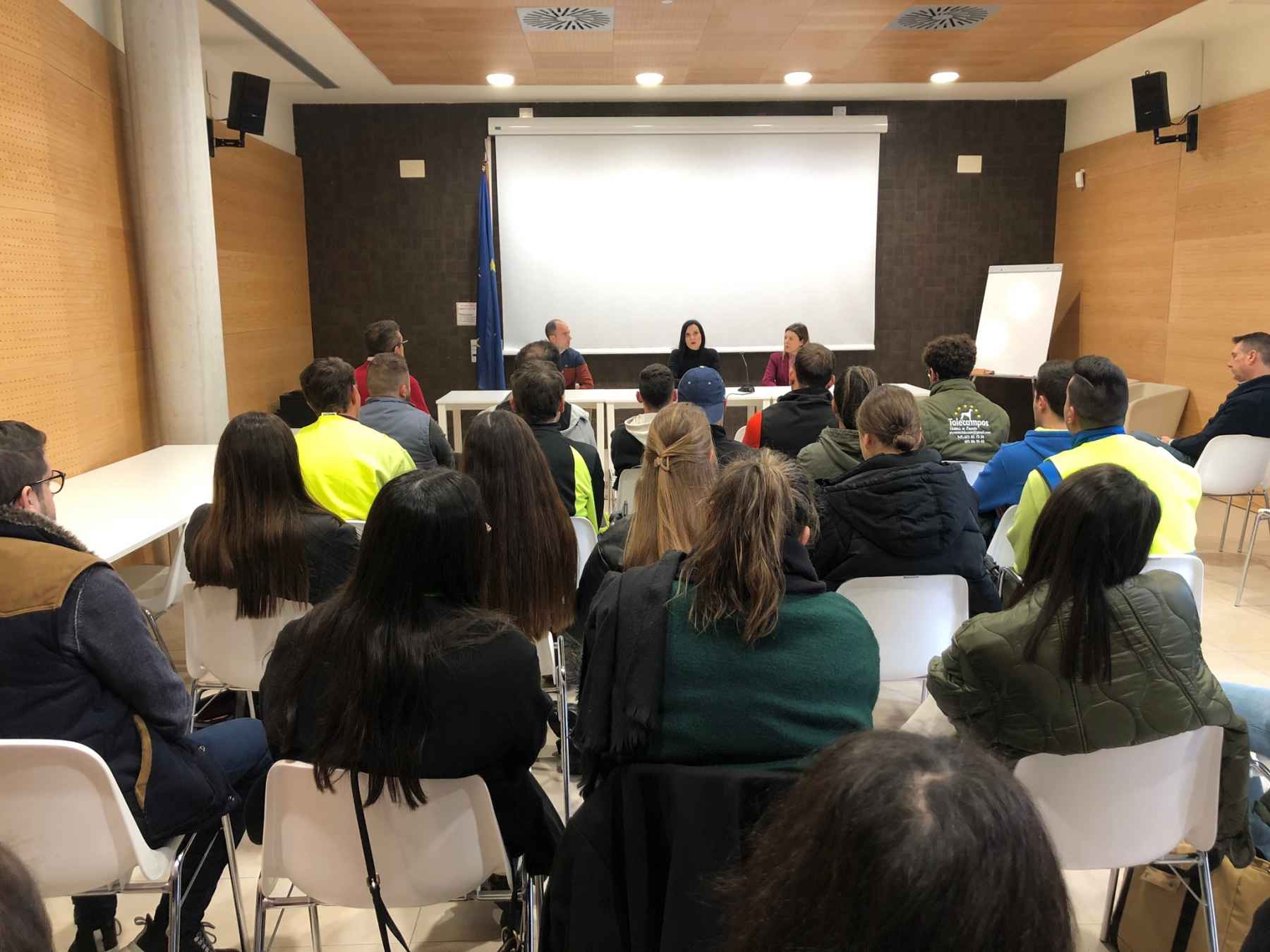 Encuentro de la delegada con los alumnos que participan en el programa 'Joven Ahora'