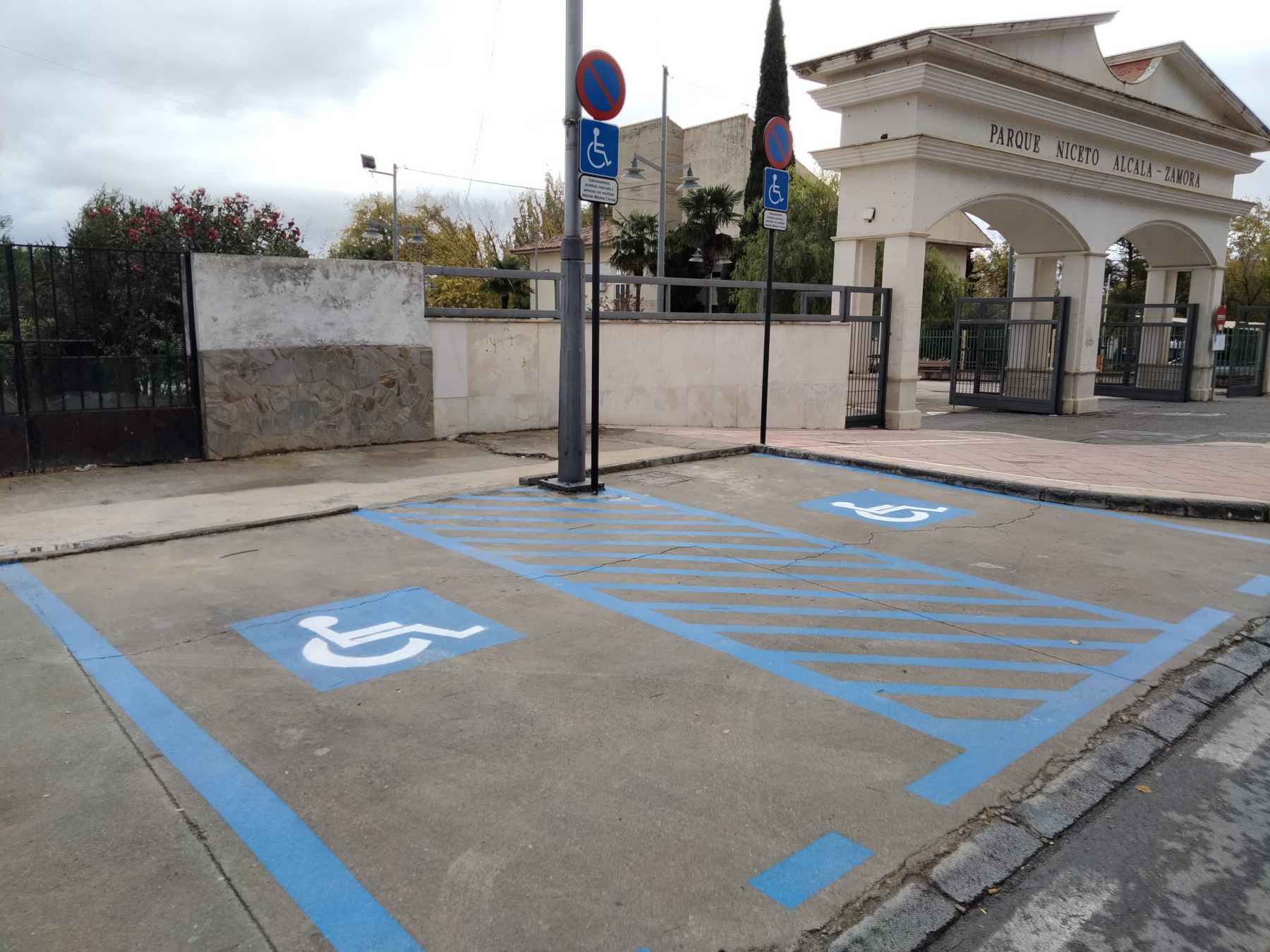 Nuevo aparcamiento para personas con movilidad reducida.