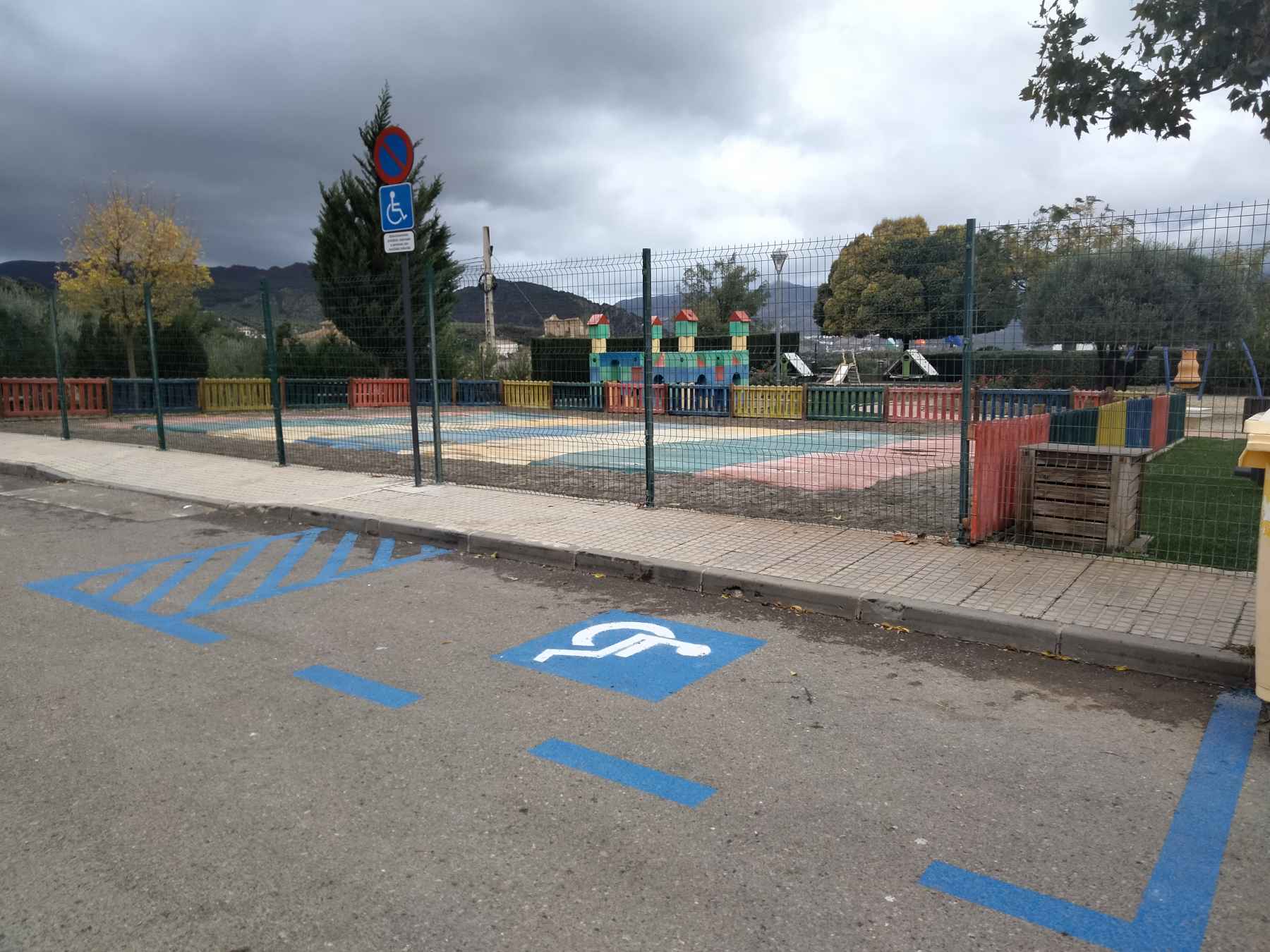 Nuevo aparcamiento para personas con movilidad reducida.