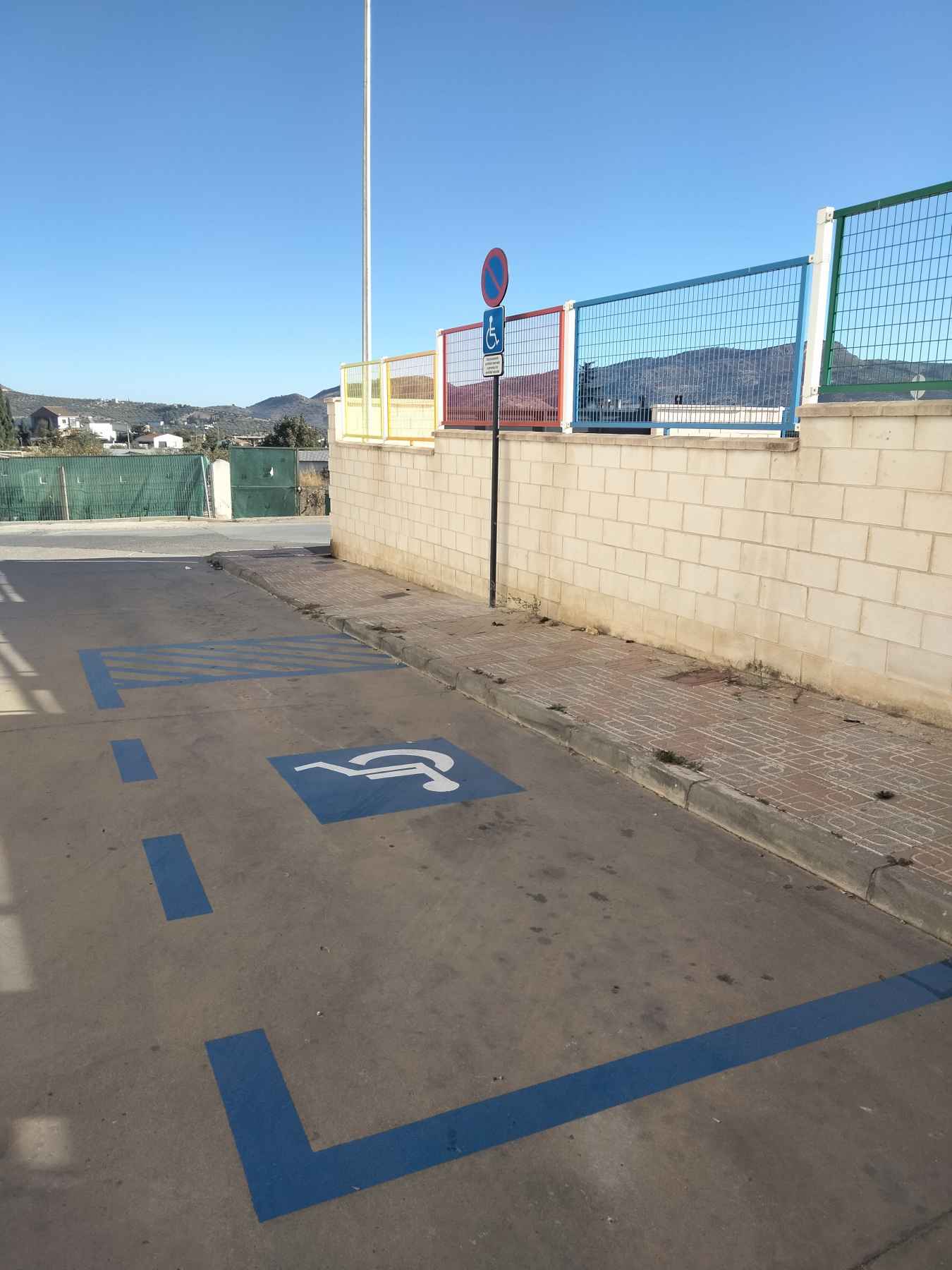 Nuevo aparcamiento para personas con movilidad reducida.