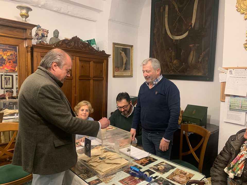 Roberto Escamilla depositando su voto.