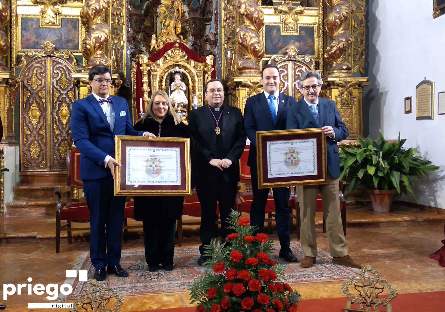 Galardonados junto al consiliario, la presidenta de la Agrupación y el alcalde de Priego.