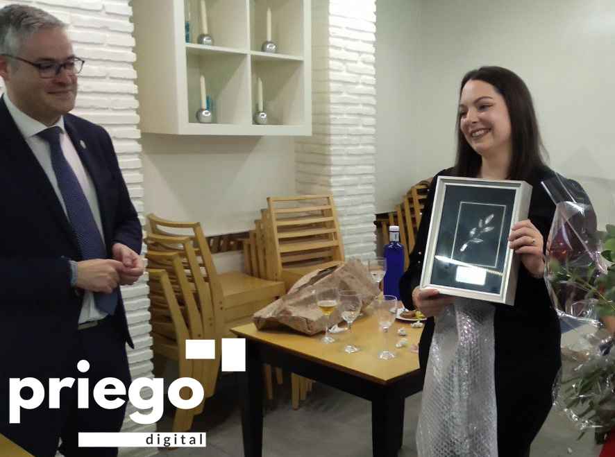 La autora del cartel con el regalo que recibió de la Hdad. de La Paz.