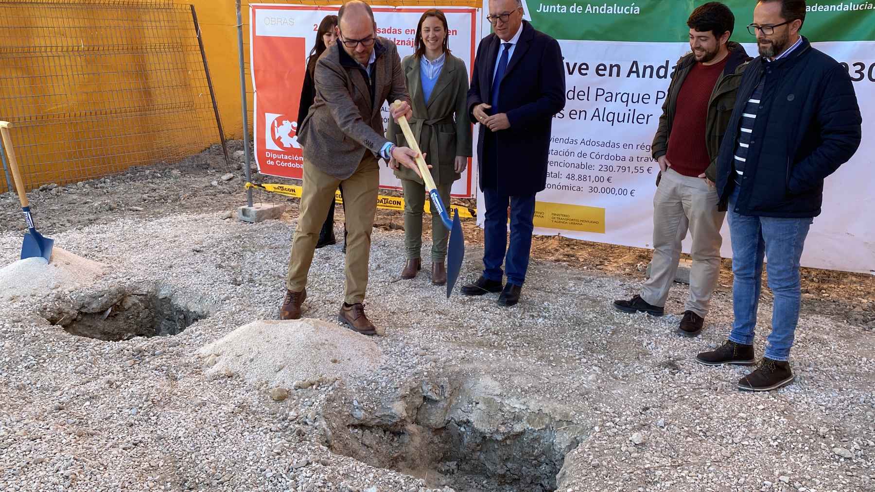 Juan Miguel Sánchez realiza su aportación en la simbólica colocación de la primera piedra.
