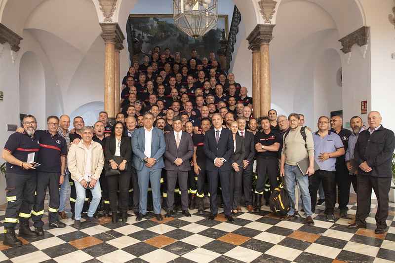 Autoridades provinciales y bomberos reconocidos.