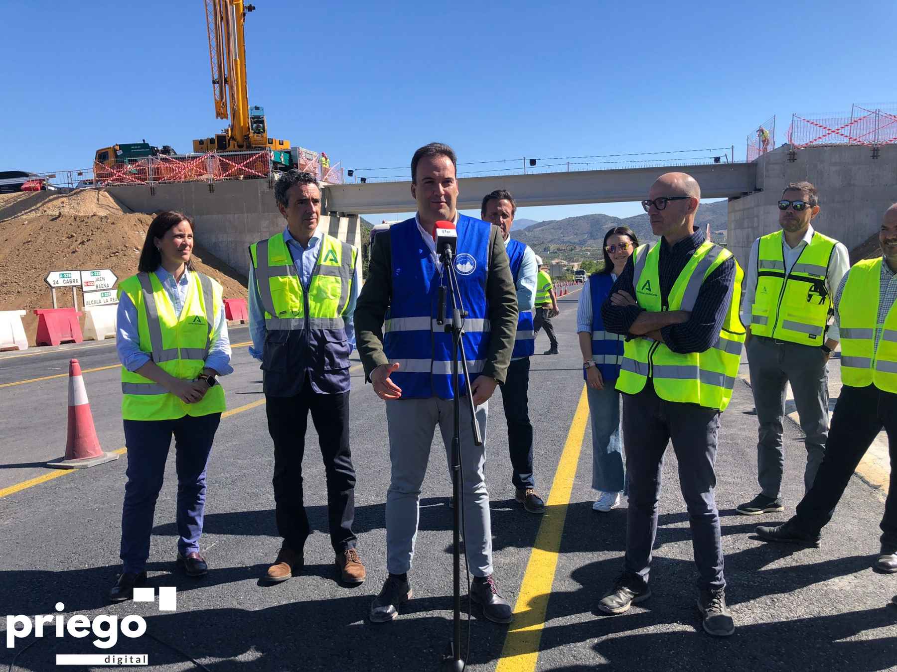 Valdivia, junto a Casanueva, Catalina, miembros del equipo de gobierno y técnicos, hoy durante su comparecencia ante los medios.