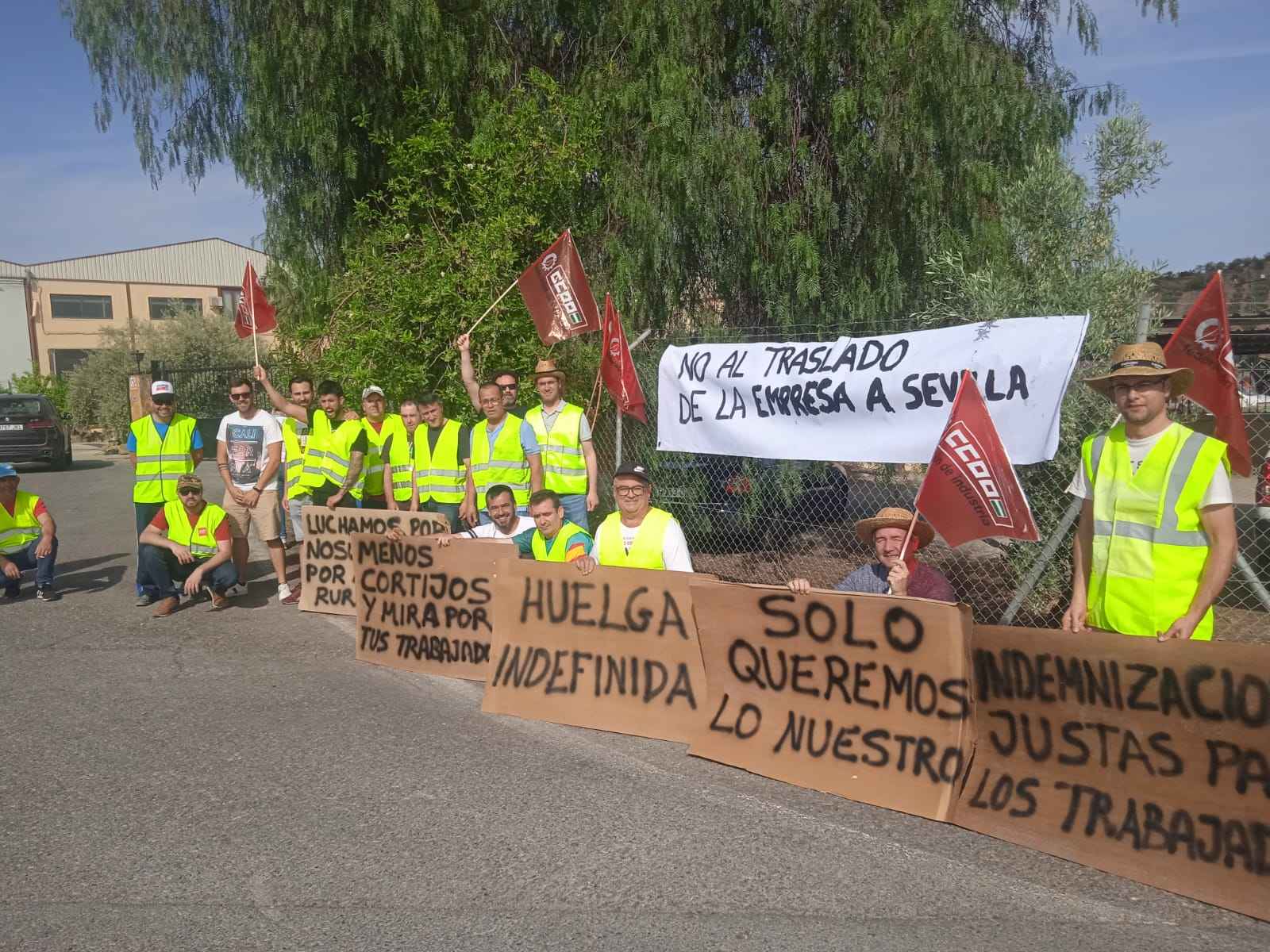 Los trabajadores en la entrada a las instalaciones de la empresa.