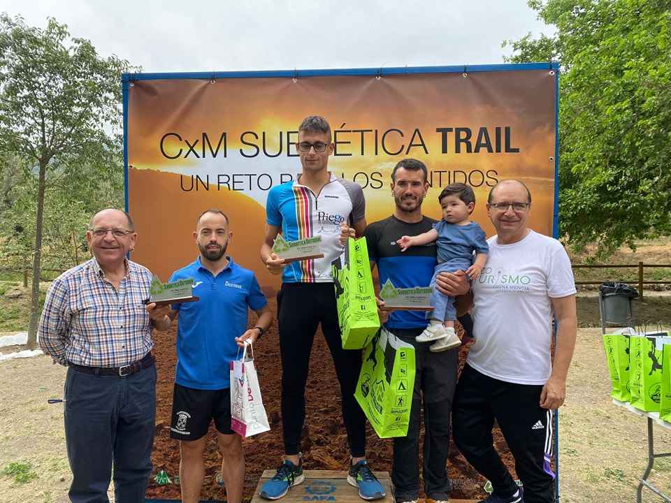 Hugo Espinar en el podio del trail corto.