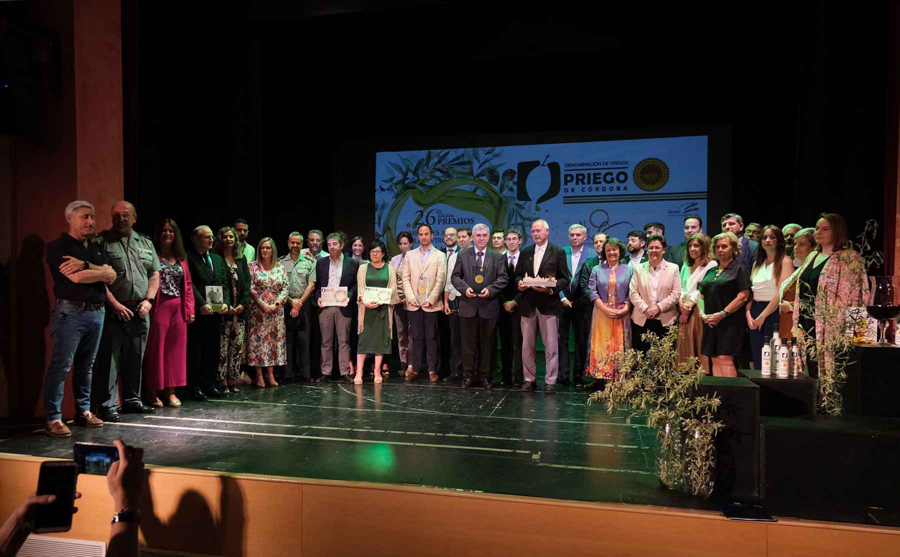 Foto de familia de autoridades y galardonados.