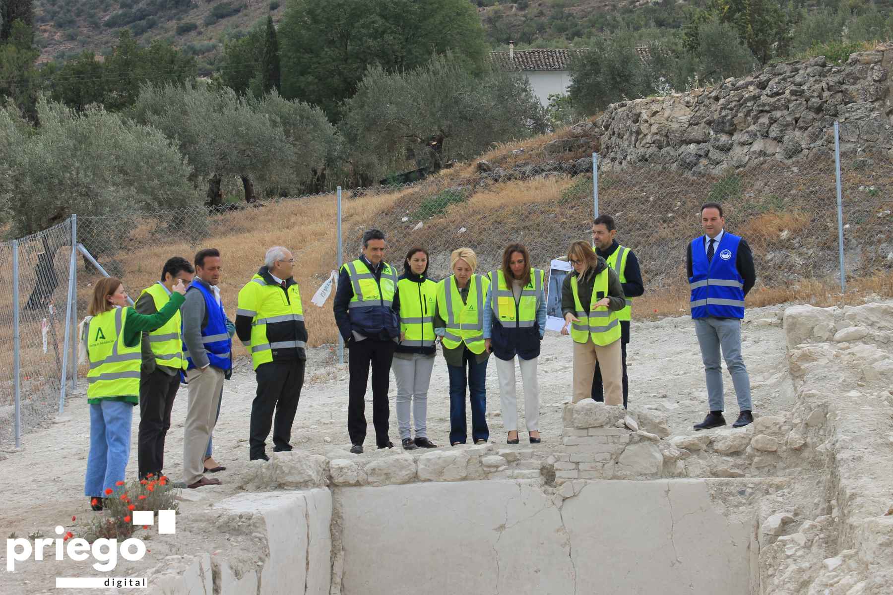 Autoridades durante la visita a los restos arqueológicos hallados en el trazado primitivo.