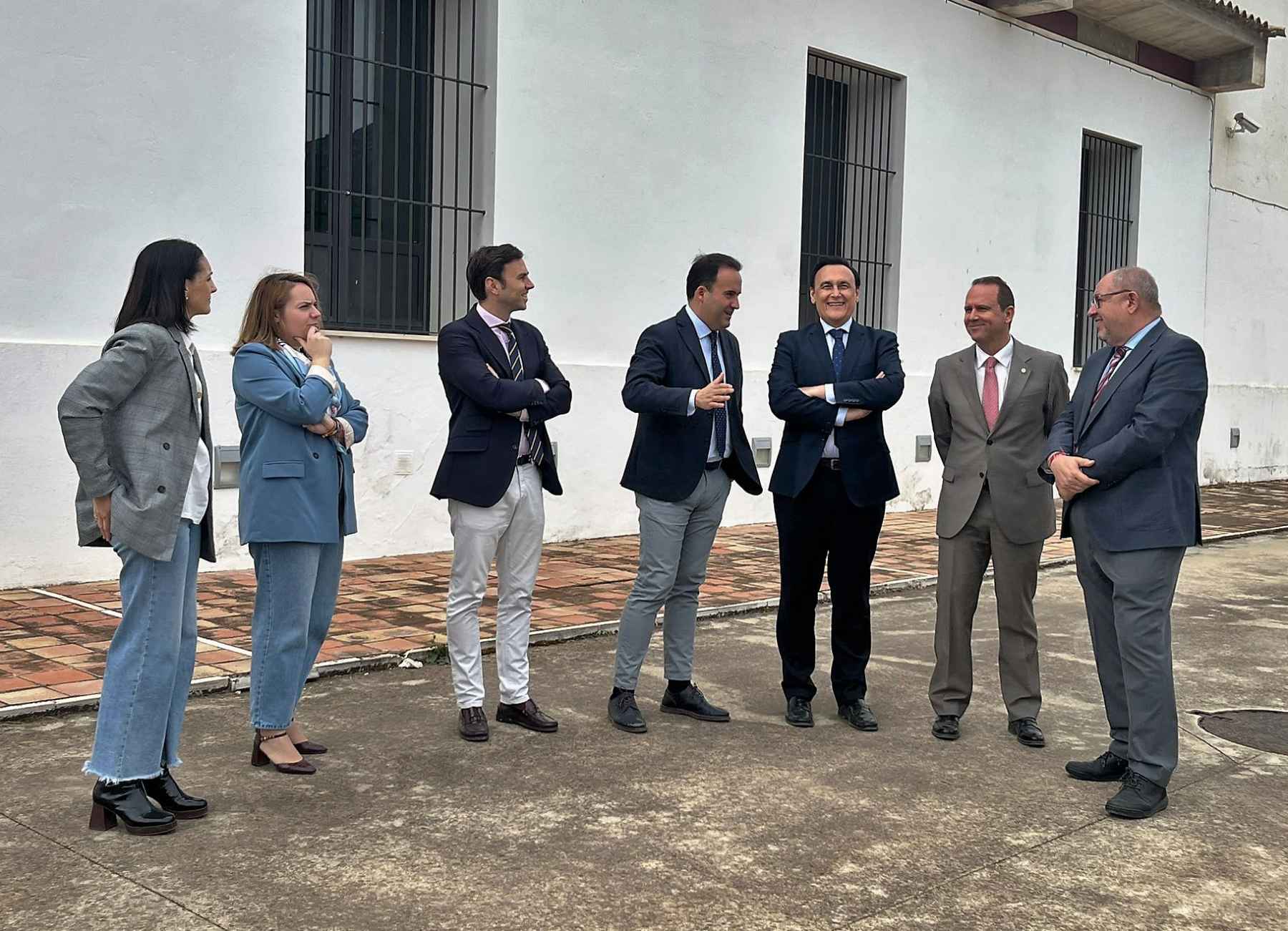 Autoridades en el exterior del jardín micológico La Trufa.