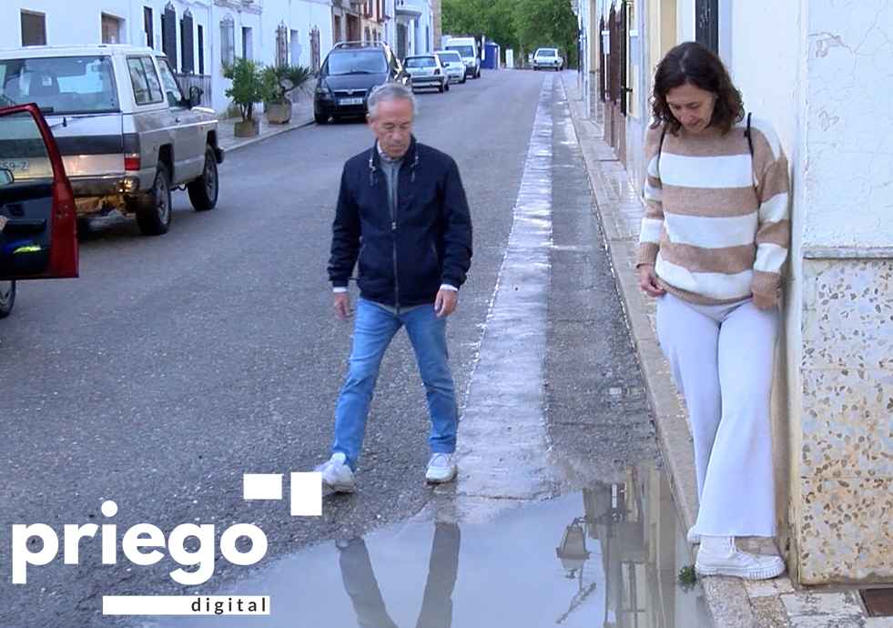Tauste muestra el ancho del acerado en un tramo de la Avenida de Priego, en Las Lagunillas.