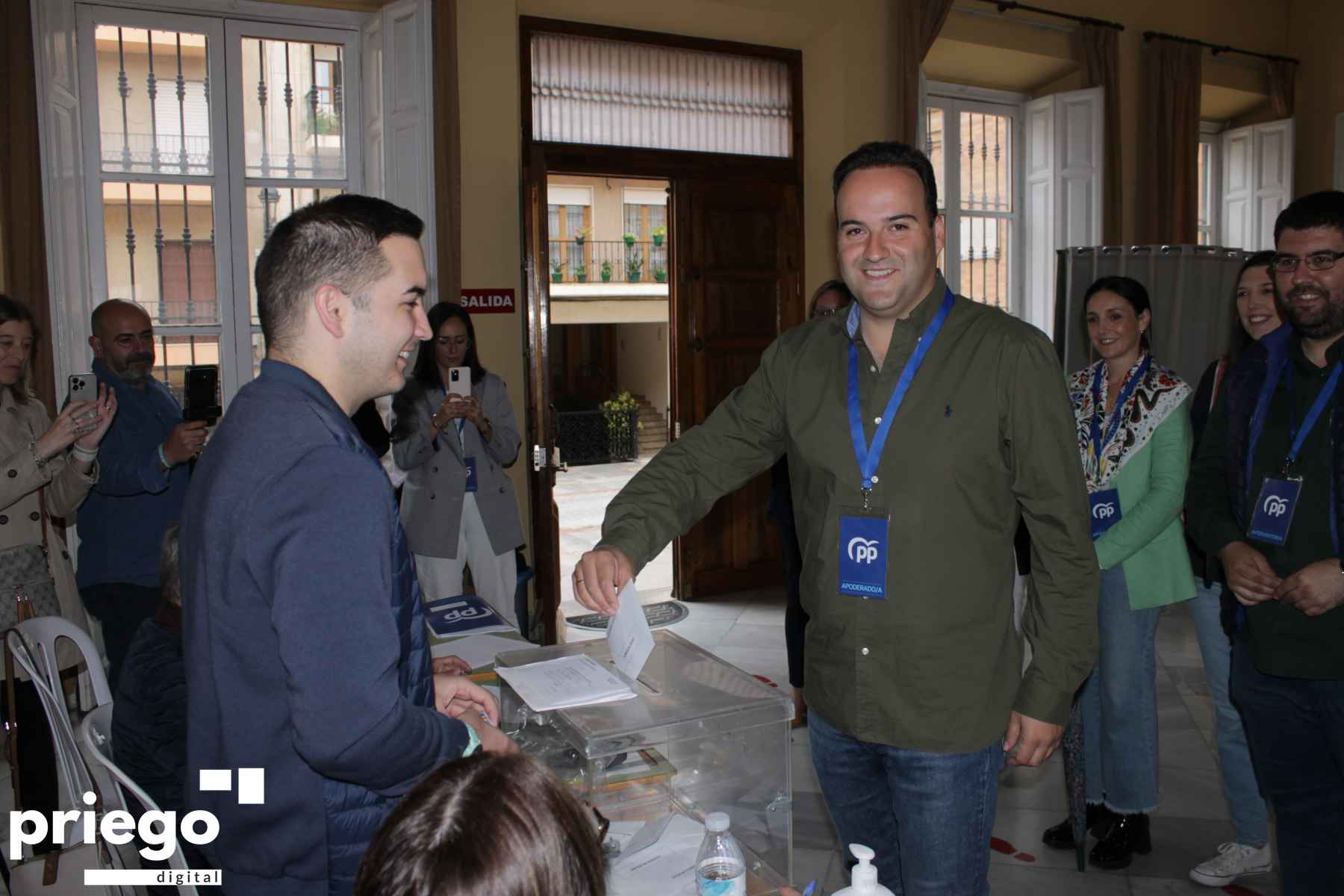 Juan Ramón Valdivia (PP) ejerciendo su derecho al voto en la Casa de Cultura.