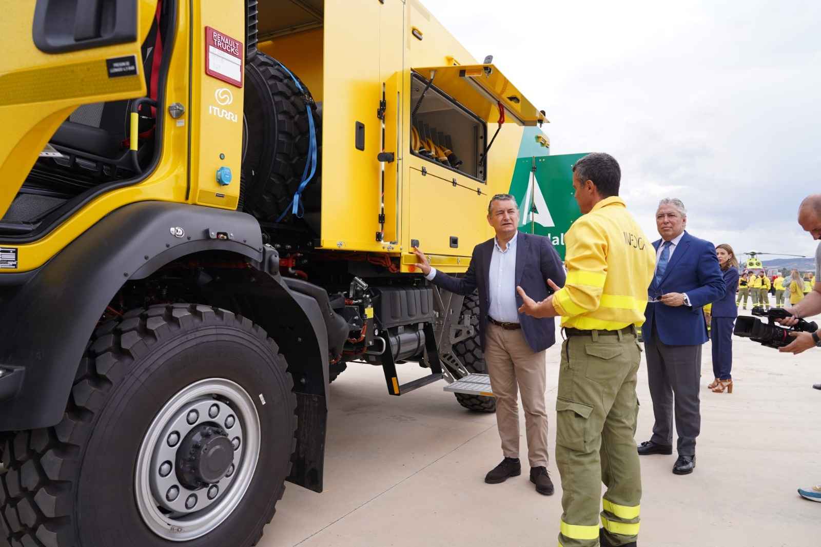 El consejero junto a una de las nuevas autobombas.