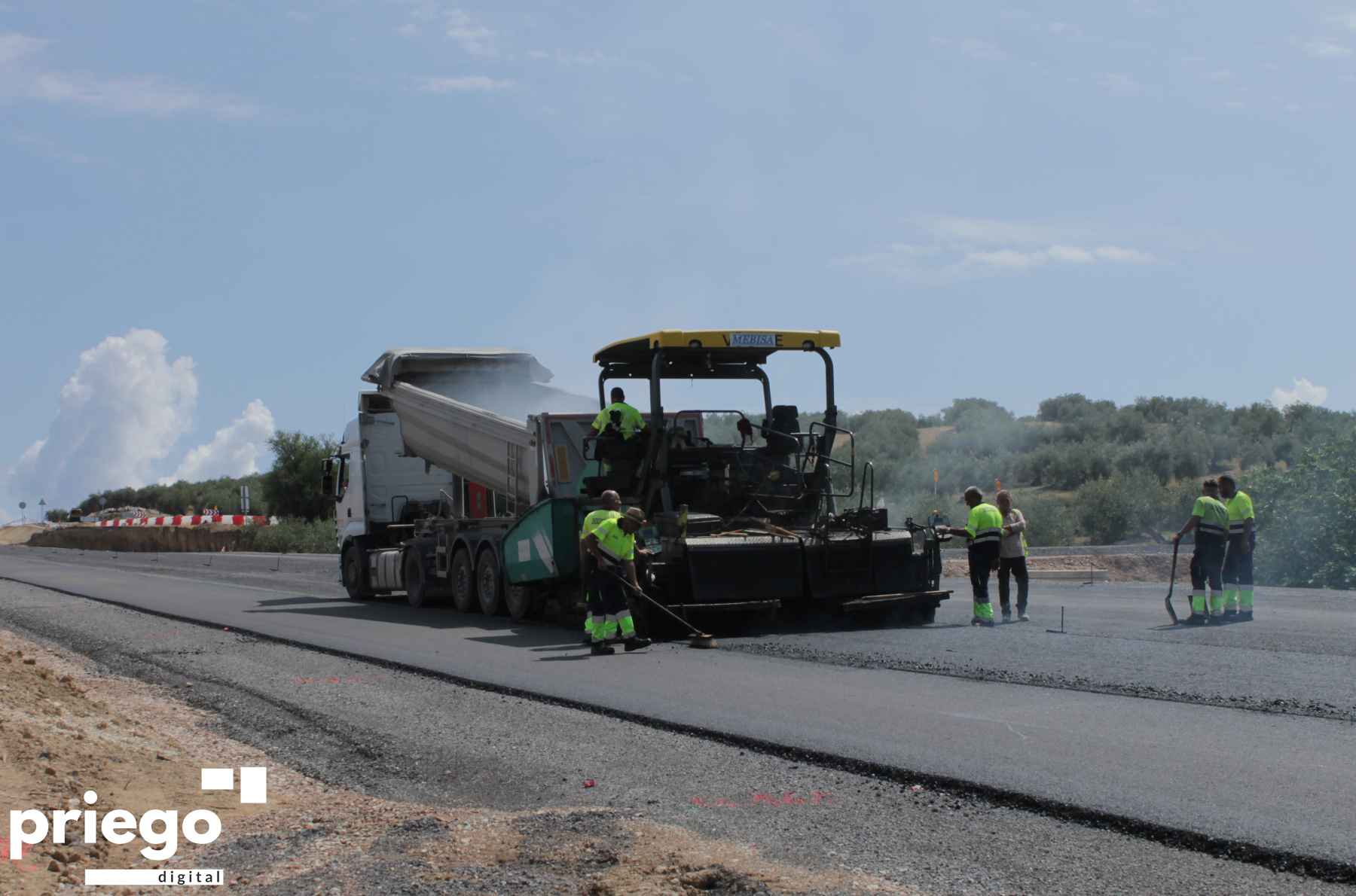 Maquinaria y operarios durante los trabajos de asfaltado.