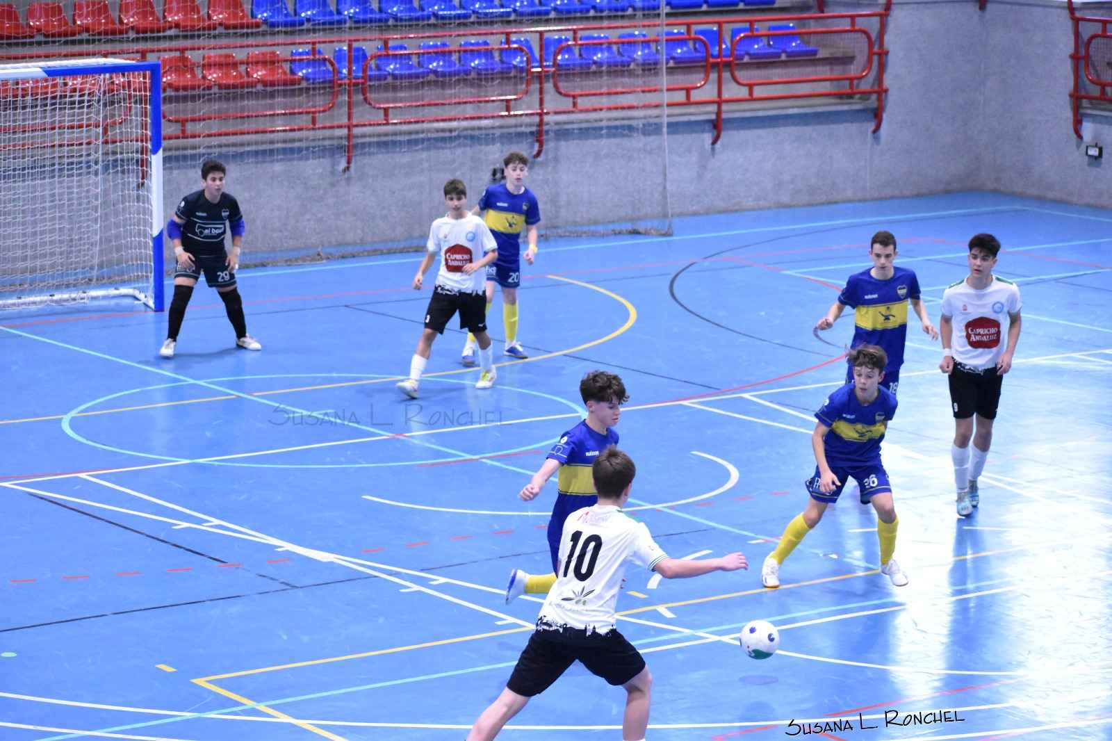 Lance de juego del partido del equipo infantil.