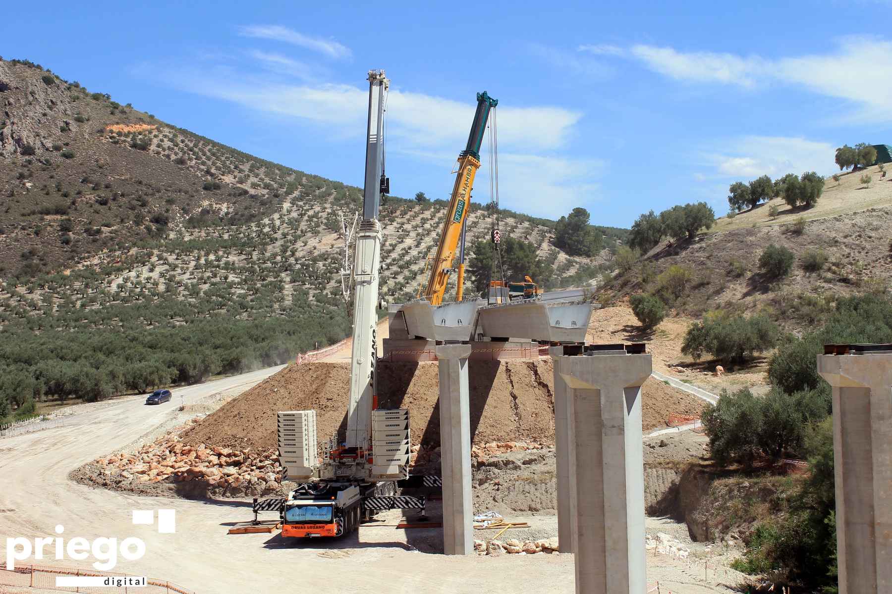 Grúas durante la colocación de una de las vigas del viaducto sobre el río Salado.