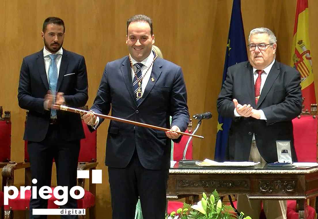Juan Ramón Valdivia tras ser investido como alcalde de Priego.