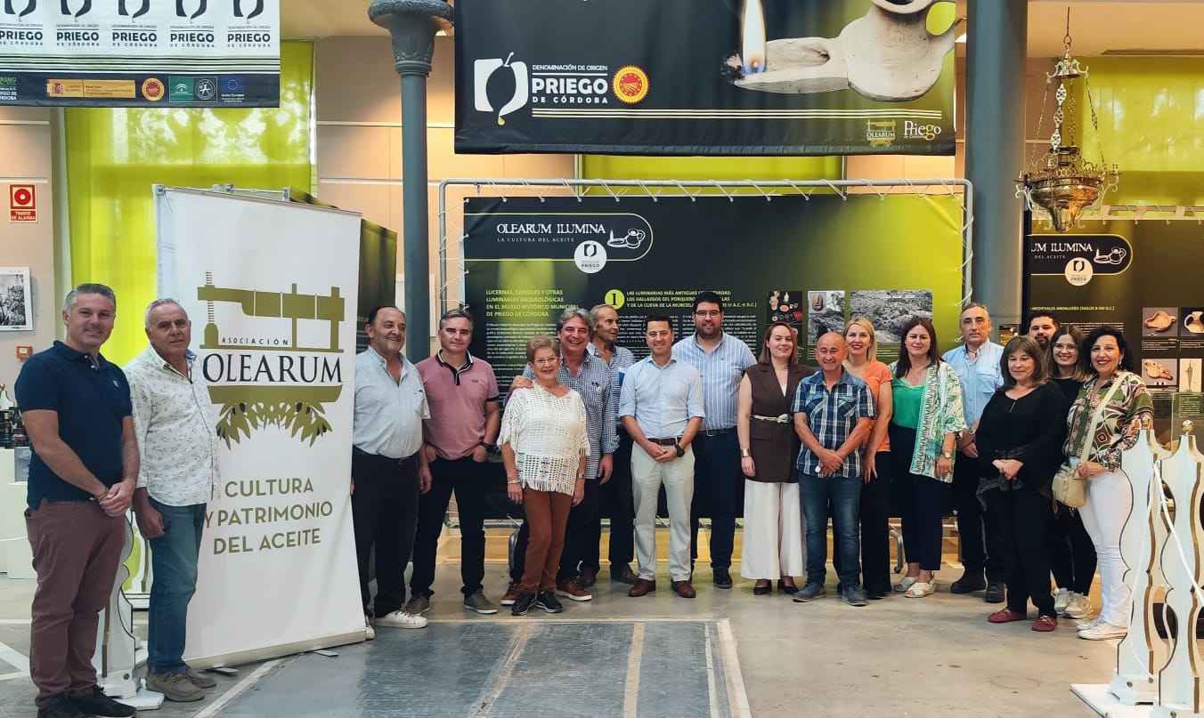 Autoridades, organizadores e integrantes de la asociación Olearum, ayer tras la inauguración.
