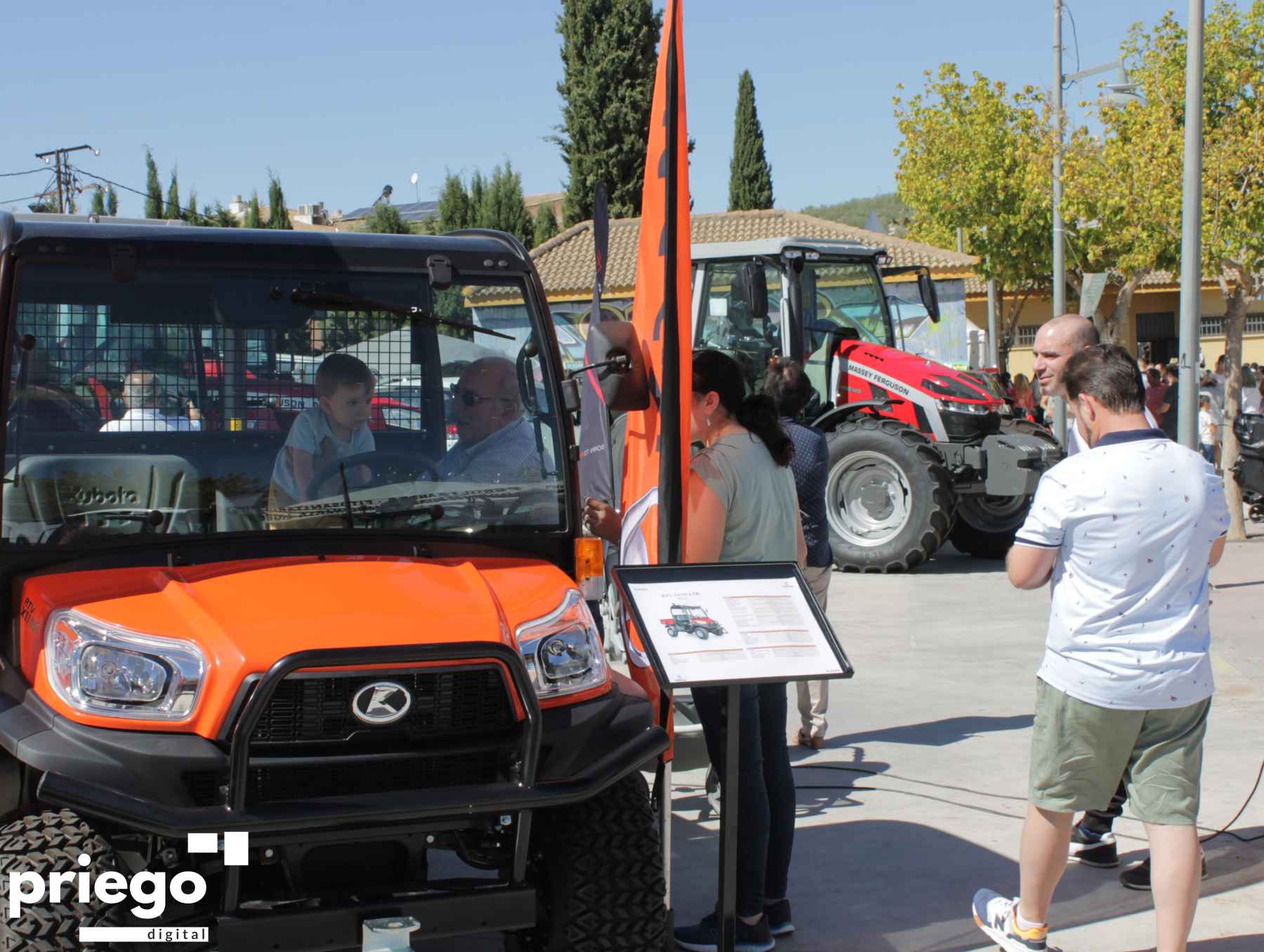 Visitantes en de los estands de Agropriego ayer.