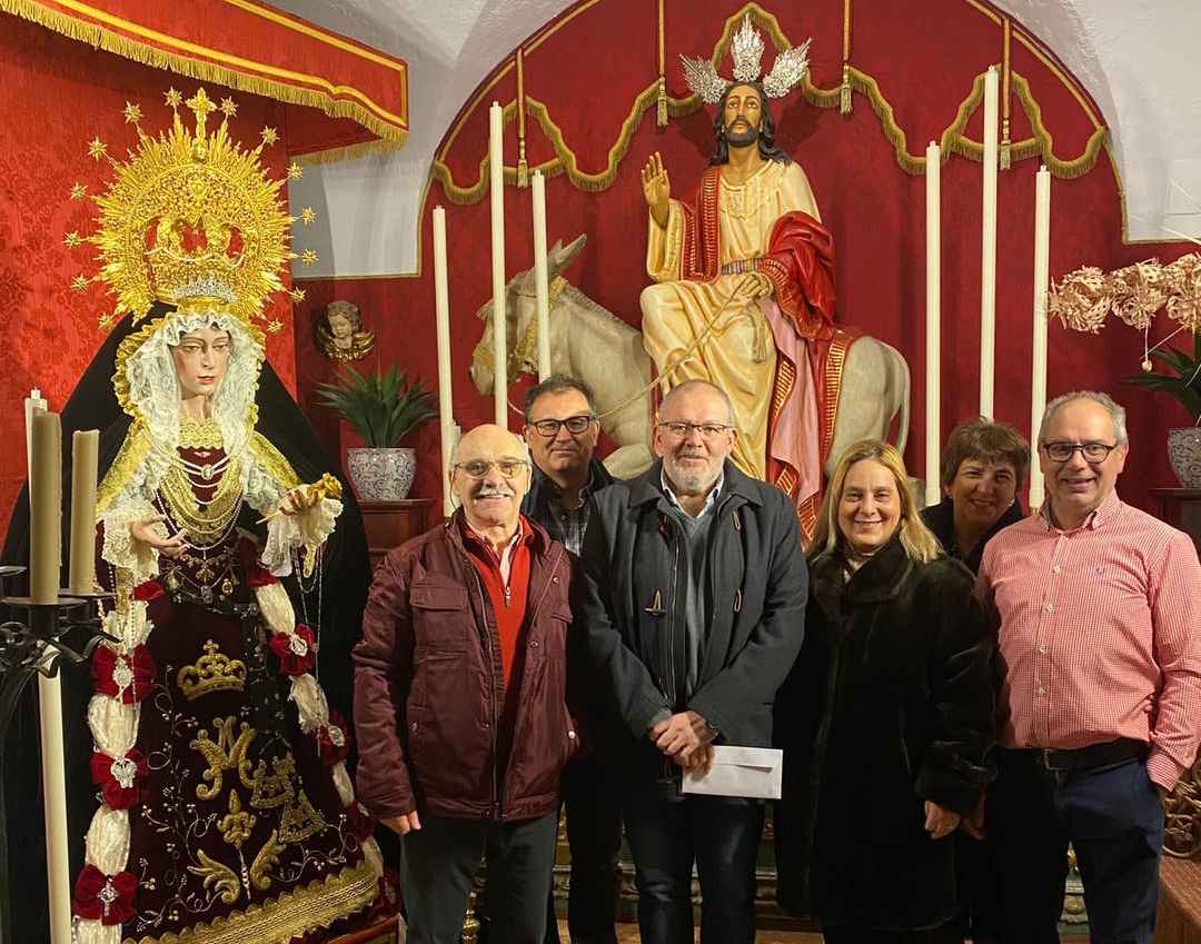 Manuel Montes, Medalla de la Agrupación, en el centro de la imagen, junto a miembros de la Agrupación.