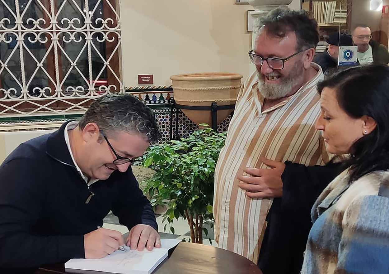 El autor firmando el libro.