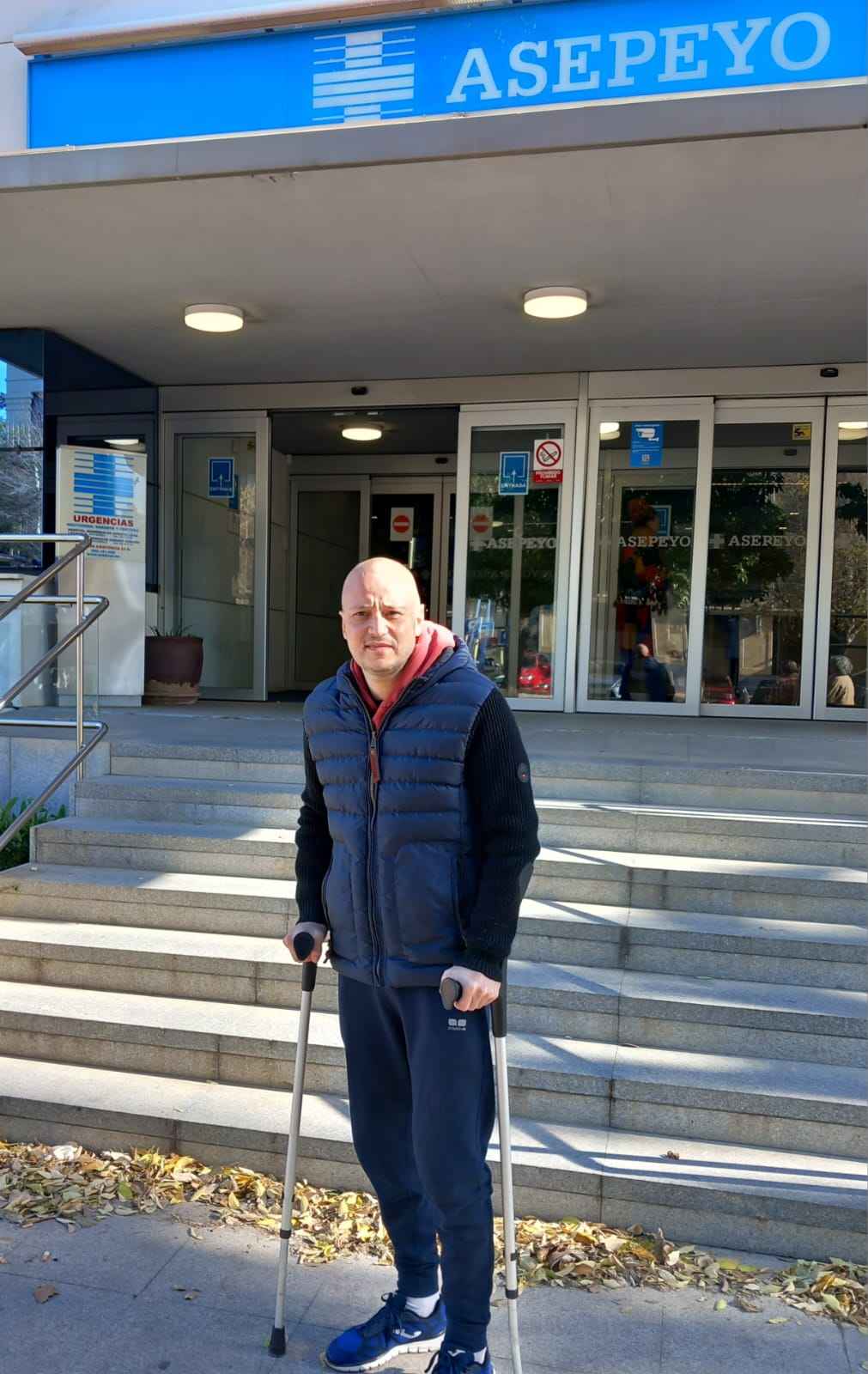 Carlos Machado a la salida de la clínica tras la intervención.