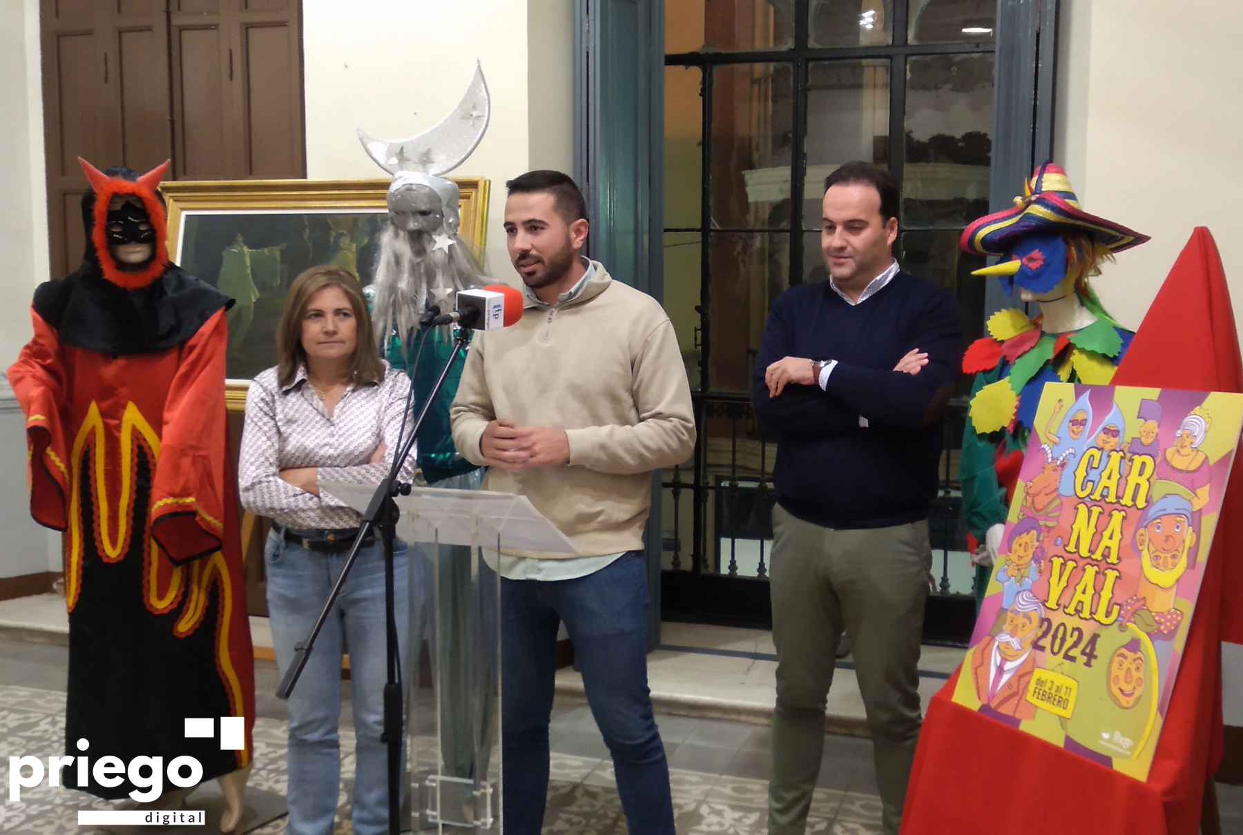 González, Sánchez y Valdivia, ayer durante la presentación.