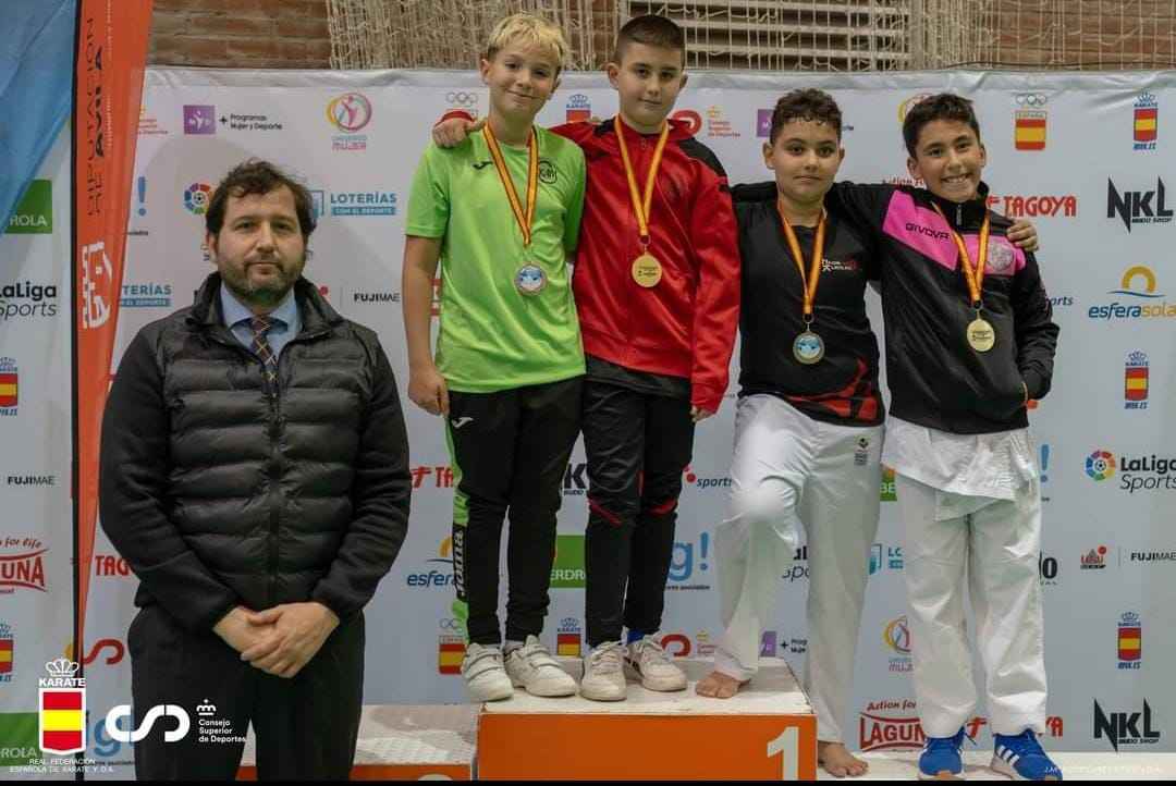 Miguel Ángel Cobo, oro en su categoría, junto al resto de metales.