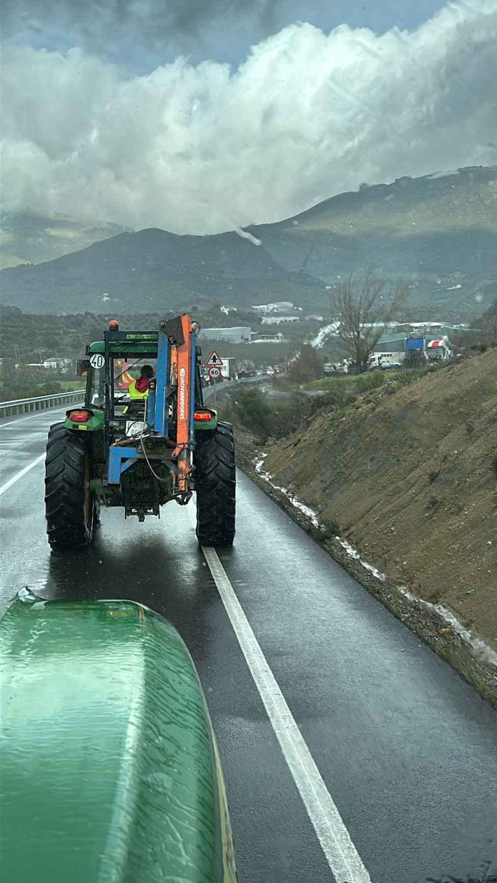 Vehículos circulando por la A-339
