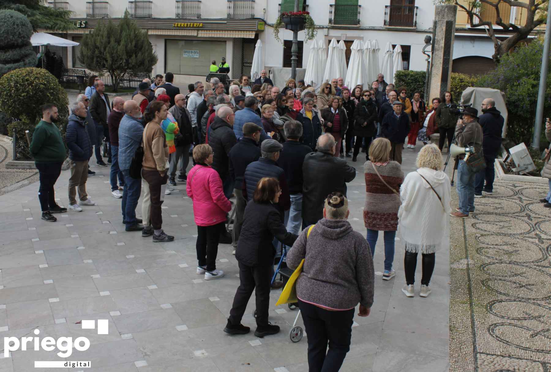 Vecinos de Lagunillas y Zamoranos concentrados este mediodía en el Paseíllo.
