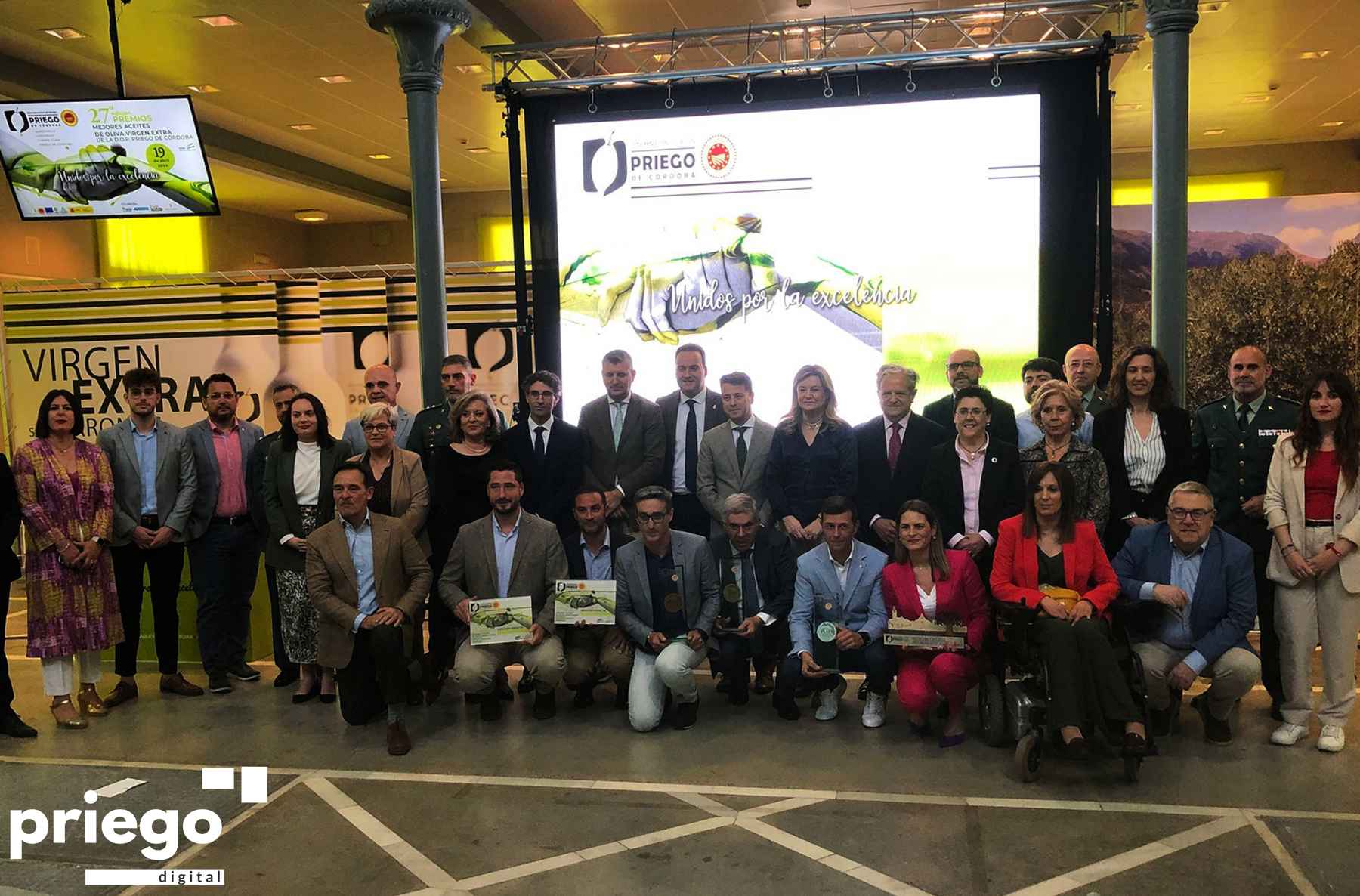 Galardonados y autoridades tras la entrega de premios.
