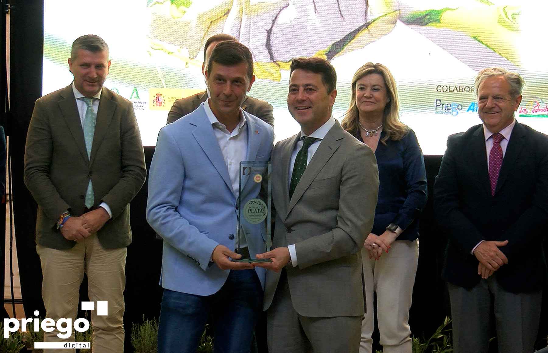 El presidente de la DO entrega la medalla de plata al representante de Almazara de Muela.