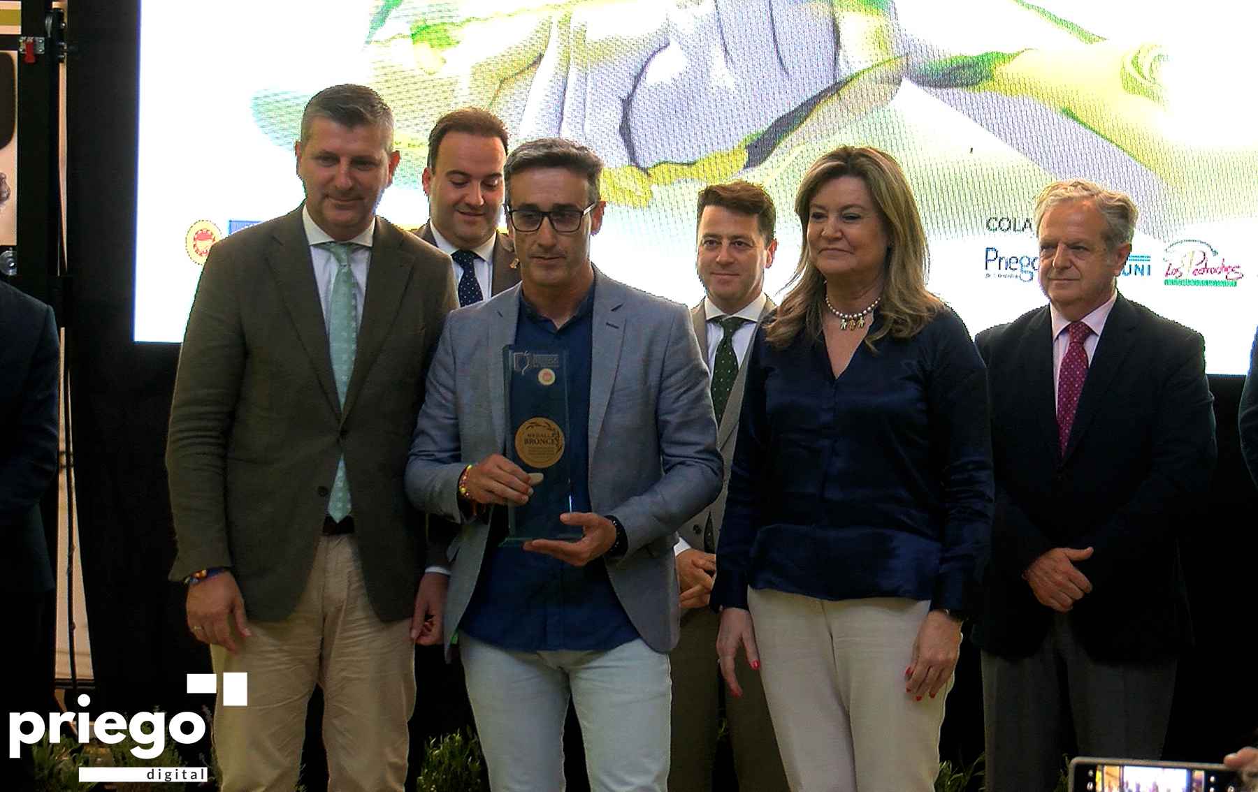 Juan C. Cañadas, presidente de La Purísima, recibe la medalla de bronce.