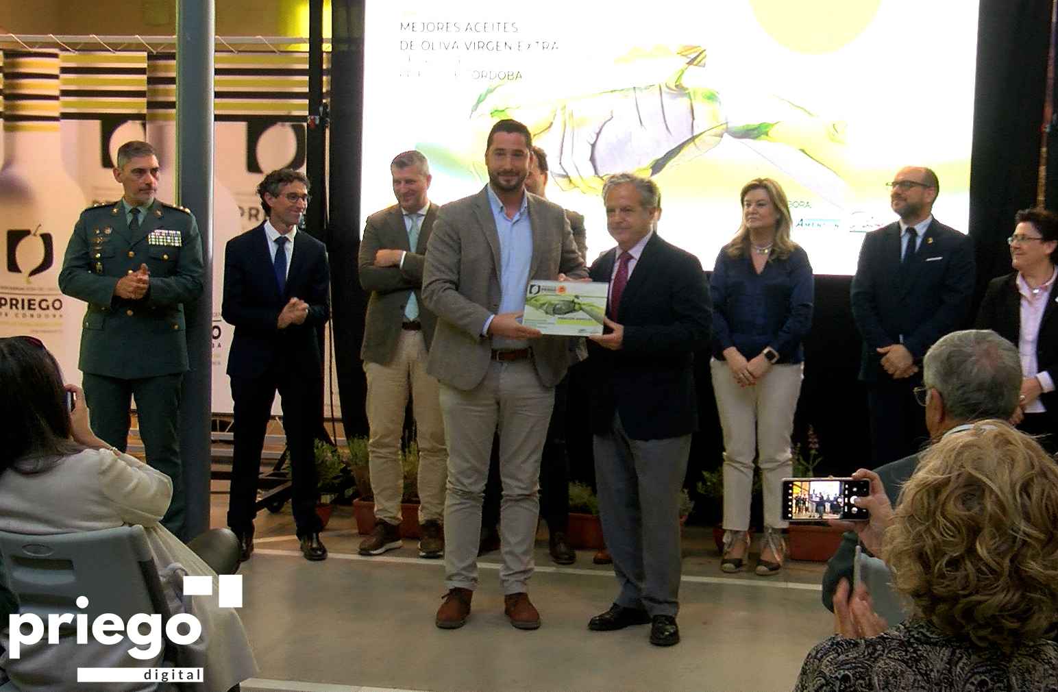 Salvador Fuentes entrega al representante de Manuel Molina Muñoz e Hijos su distinción.