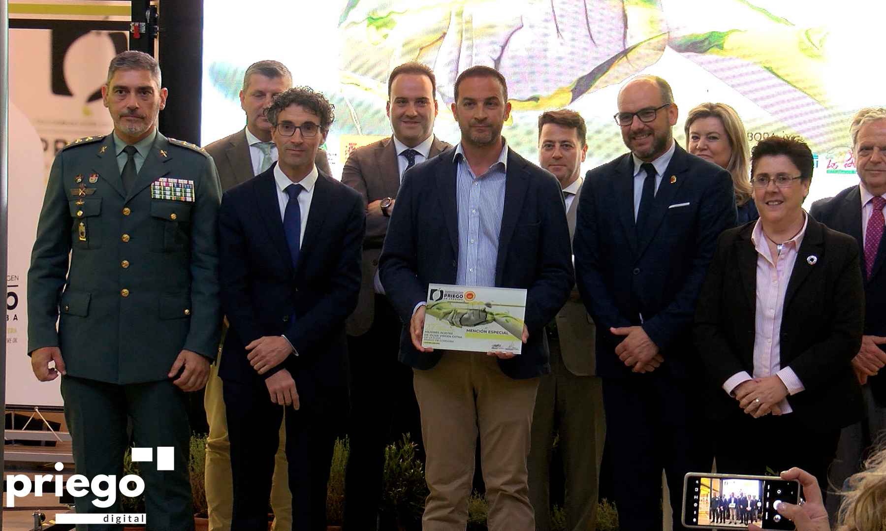 Representante de Marín Serrano El Lagar con su reconocimiento.