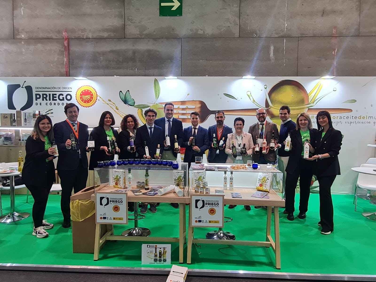 Autoridades y técnicos en el stand prieguense.