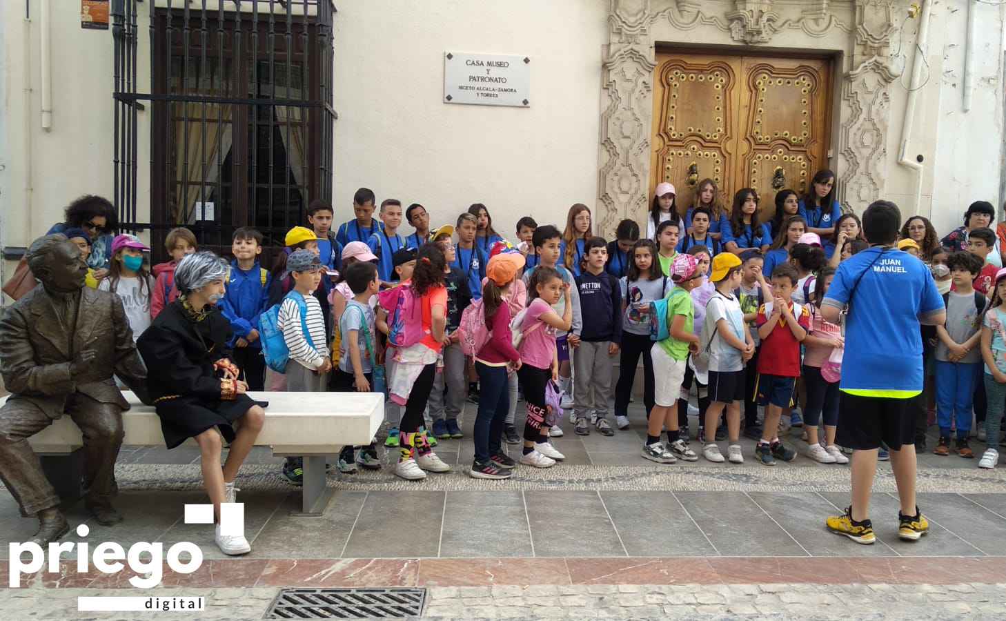 Parada junto a la casa natal de Niceto Alcalá-Zamora.