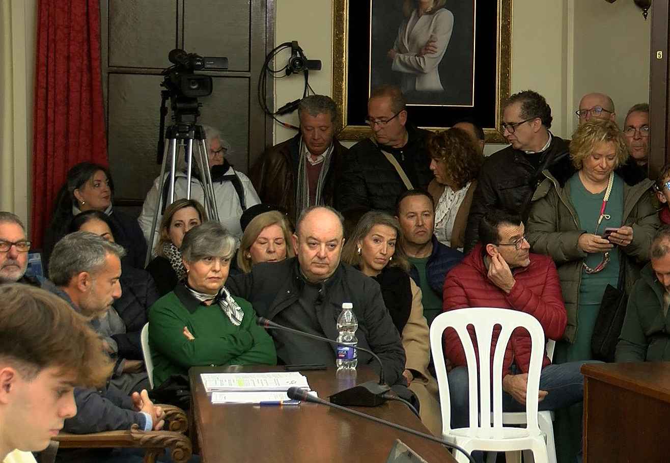 Personal municipal en el salón de plenos.