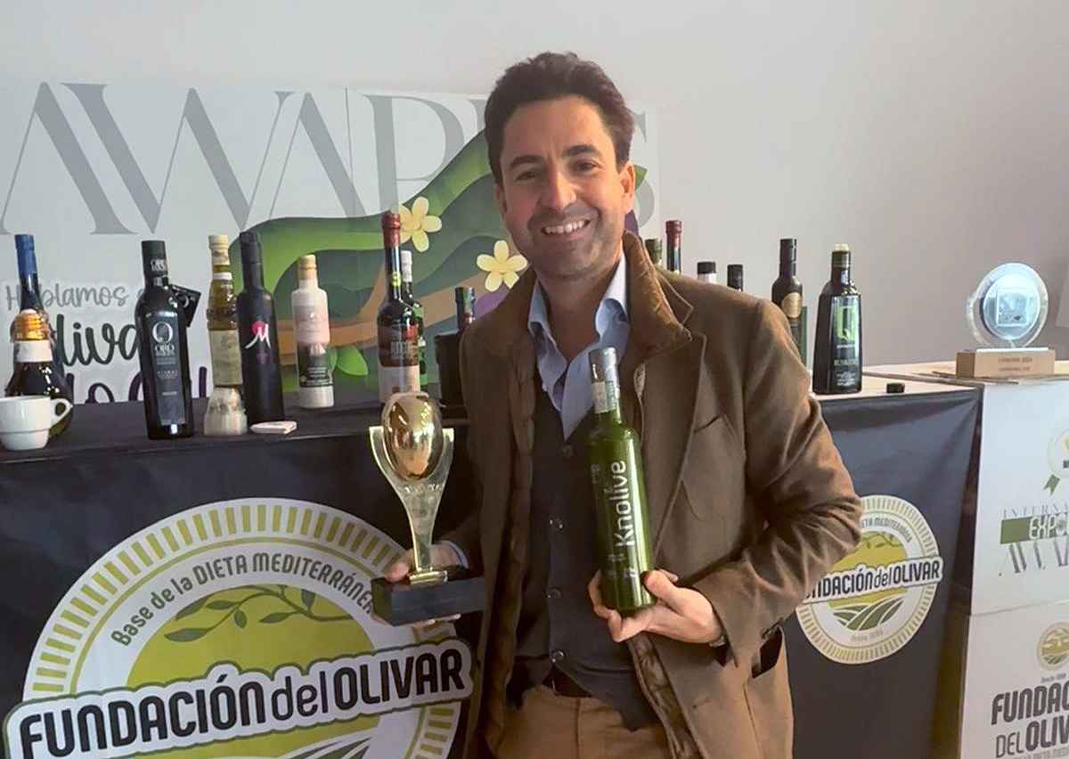 Alberto Yévenes, de Knolive Oils SL, cuya firma Knolive Epicure se ha alzado con el premio intenso en la categoría de producción integrada.